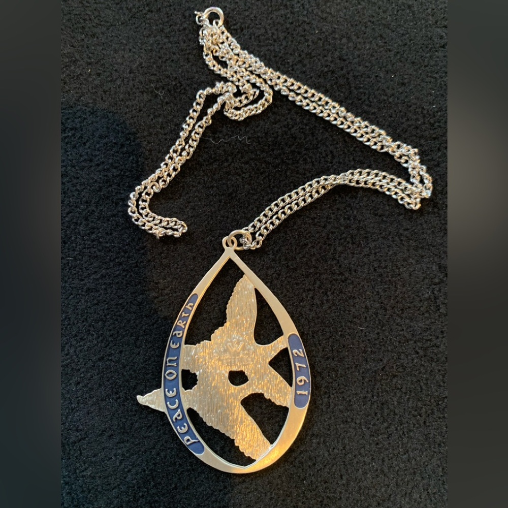 “Wallace Sterling” 1972 limited ed Peace Doves necklace. “Peace on Earth” - Picture 2 of 4